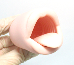 ザラつく舌が亀頭を刺激します