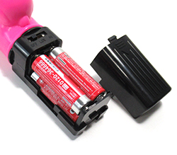 付属の単3ｘ4をセットします