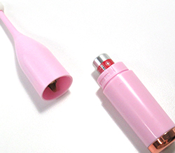 付属の単3ｘ1をセットします。