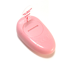 蓋を開け絶縁シートを取り外してからご使用ください。